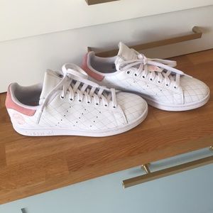 Men’s 7 - Adidas stan smith quilted shoes white and pink. really good condition.